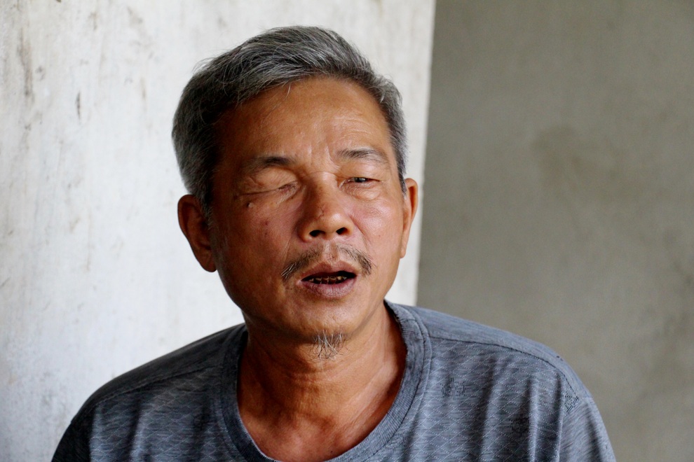 Cuộc sống cơ cực không ngờ của người đàn ông cưu mang vợ chồng tàn tật - 1 Cuộc sống cơ cực không ngờ của người đàn ông cưu mang vợ chồng tàn tật - 1