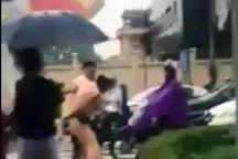 Nam thanh niên dùng gậy đánh golf ra sức tấn công CSGT