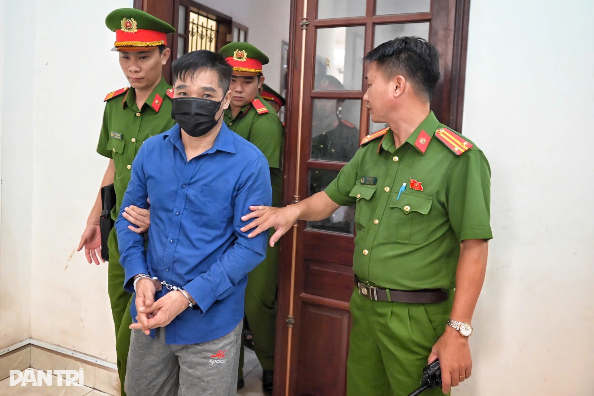 An ninh thắt chặt tại phiên tòa xét xử Bình Kiểm và đồng phạm - 8 An ninh thắt chặt tại phiên tòa xét xử Bình Kiểm và đồng phạm - 8