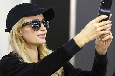 Paris Hilton tái xuất sau khi chia tay bạn trai