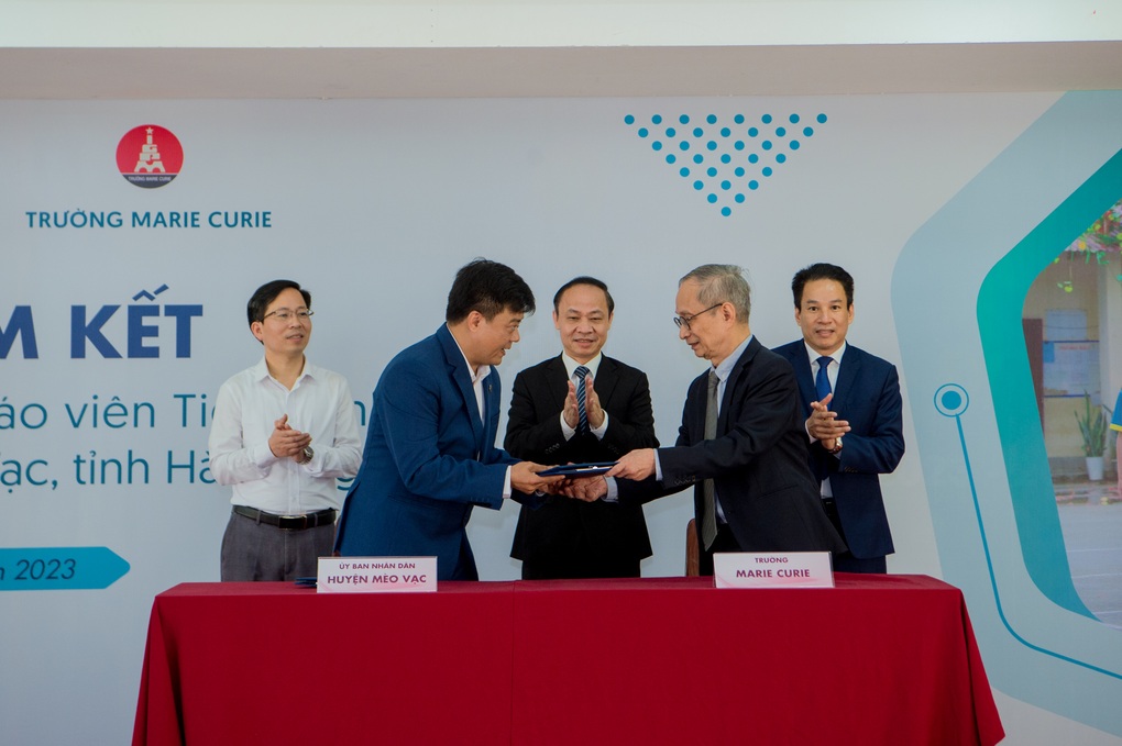 Hiệu trưởng rót tiền tỷ nuôi 30 sinh viên thành thầy cô tiếng Anh miền núi - 1 Hiệu trưởng rót tiền tỷ nuôi 30 sinh viên thành thầy cô tiếng Anh miền núi - 1