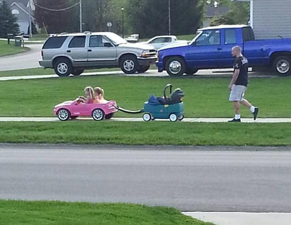 Những khoảnh khắc hài hước khi các bố chăm con - 4