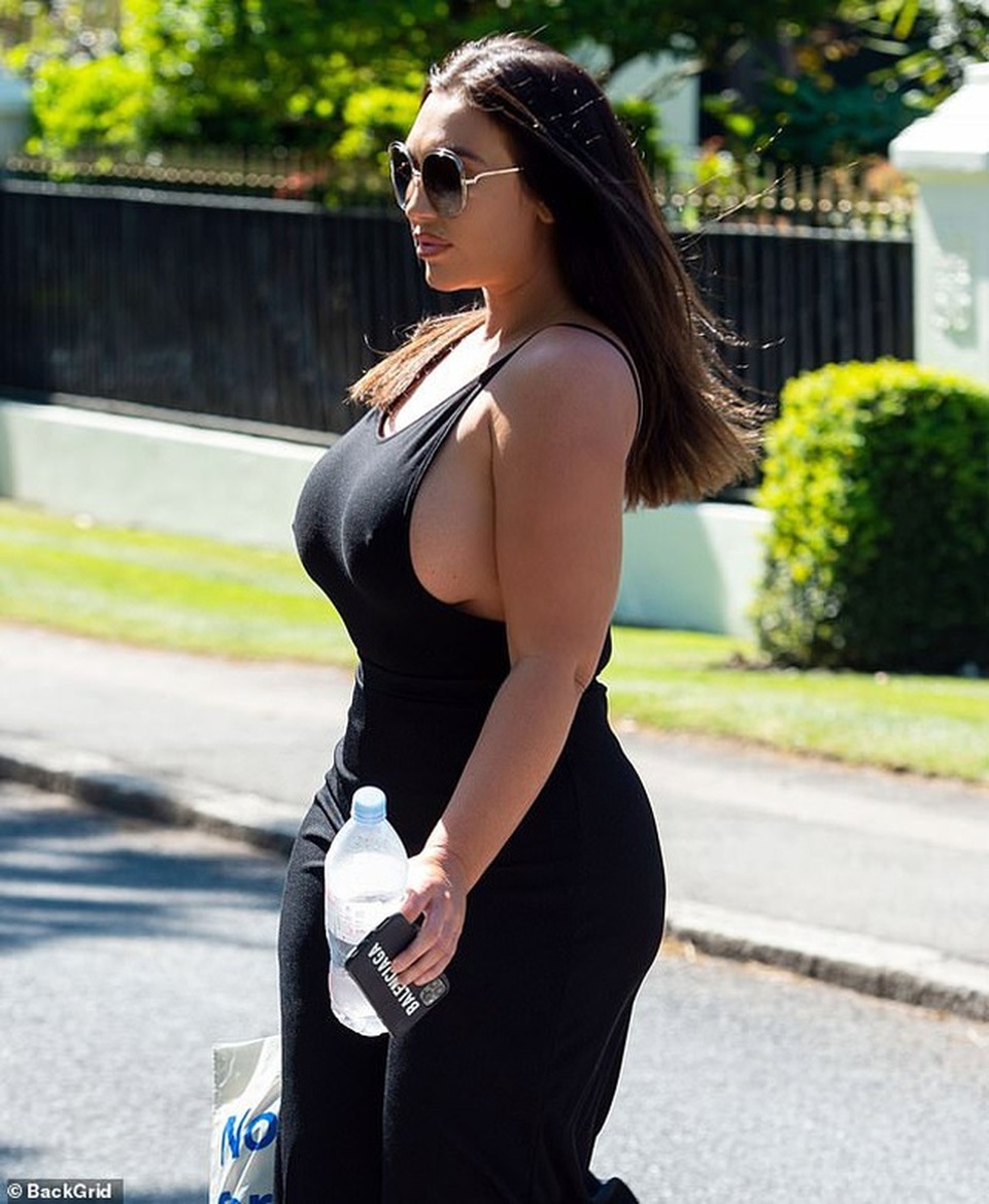 Lauren Goodger phản pháo khi bị chỉ trích vì chụp ảnh nude - 6 Lauren Goodger phản pháo khi bị chỉ trích vì chụp ảnh nude - 6