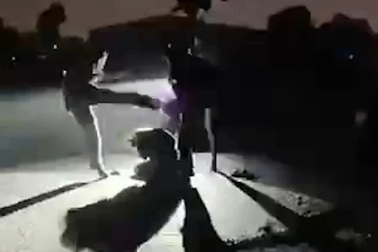 Nam sinh lớp 11 bị đánh hội đồng ở Hà Nội