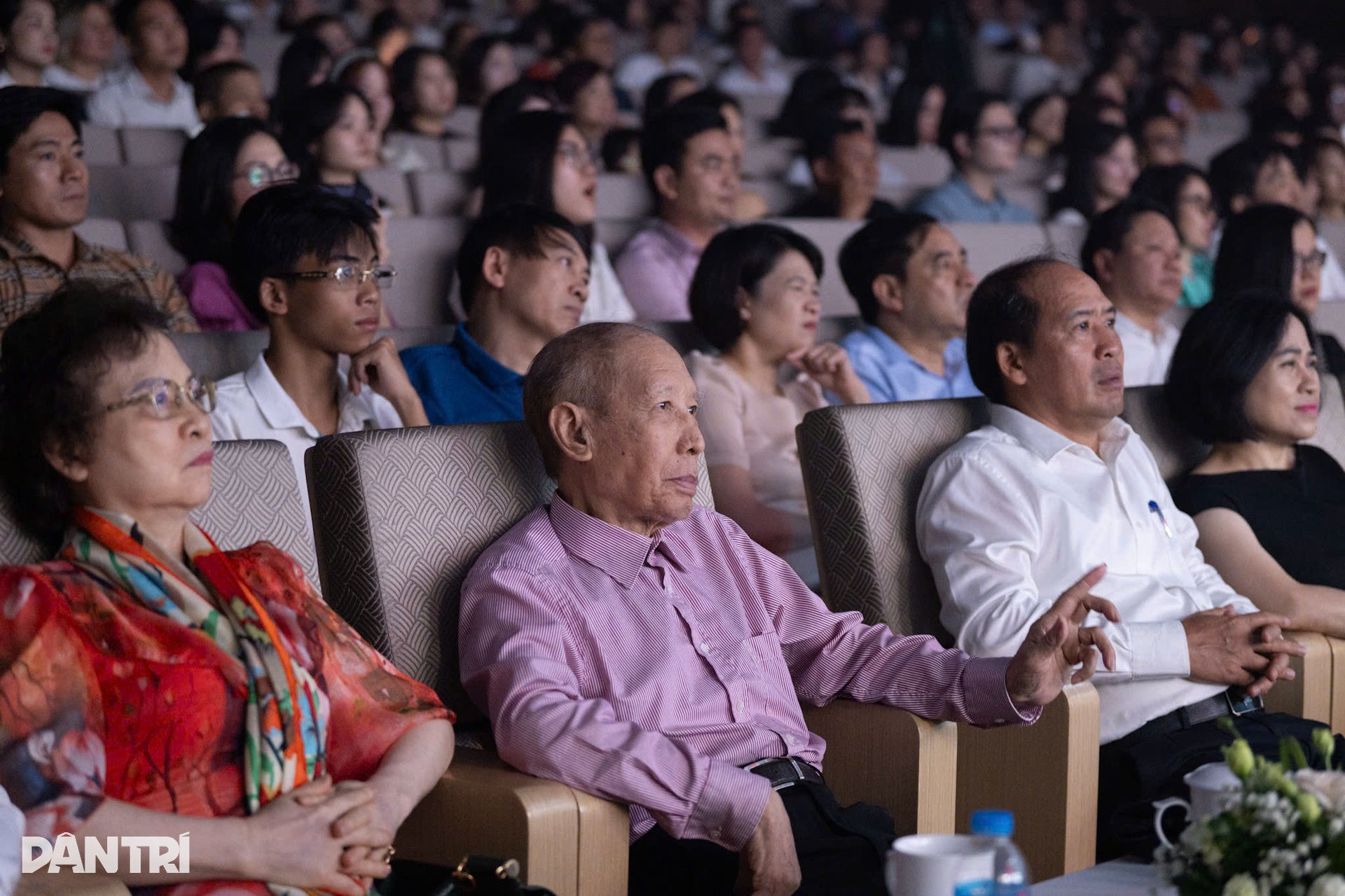 Những khoảnh khắc ấn tượng, bùng nổ trong concert Rực rỡ ngày mới - 1 Những khoảnh khắc ấn tượng, bùng nổ trong concert Rực rỡ ngày mới - 1