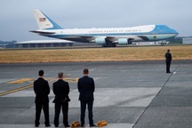 Tổng thống Trump điều Không Lực Một chở linh cữu Bush "cha" đến Washington