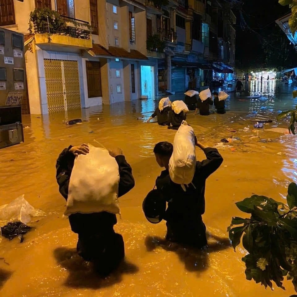 Người dân thành phố Yên Bái chạy lũ trong đêm - 4 Người dân thành phố Yên Bái chạy lũ trong đêm - 4
