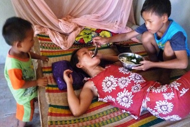 Mẹ nằm liệt giường, 4 con thơ chỉ biết ăn cơm với rau luộc