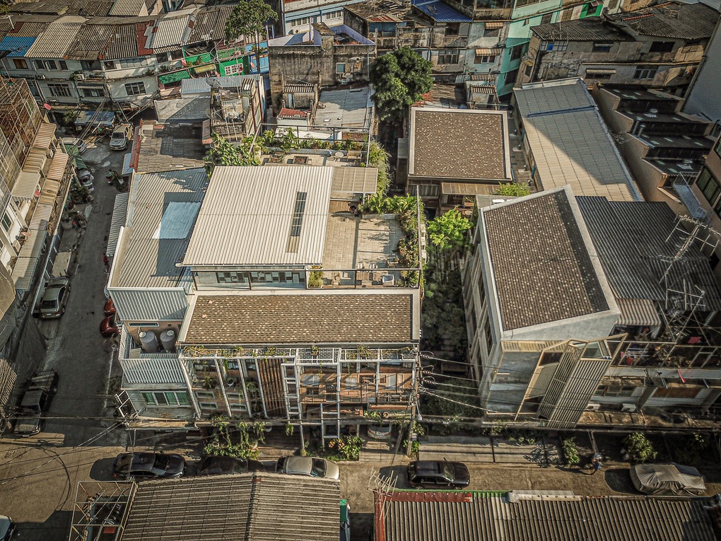 Dãy shophouse cũ kỹ hóa thành không gian sống bắt mắt - 1 Dãy shophouse cũ kỹ hóa thành không gian sống bắt mắt - 1