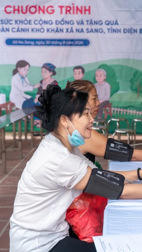 Bác sĩ Trung ương vượt đường xa về khám bệnh cho bà con vùng biên Điện Biên