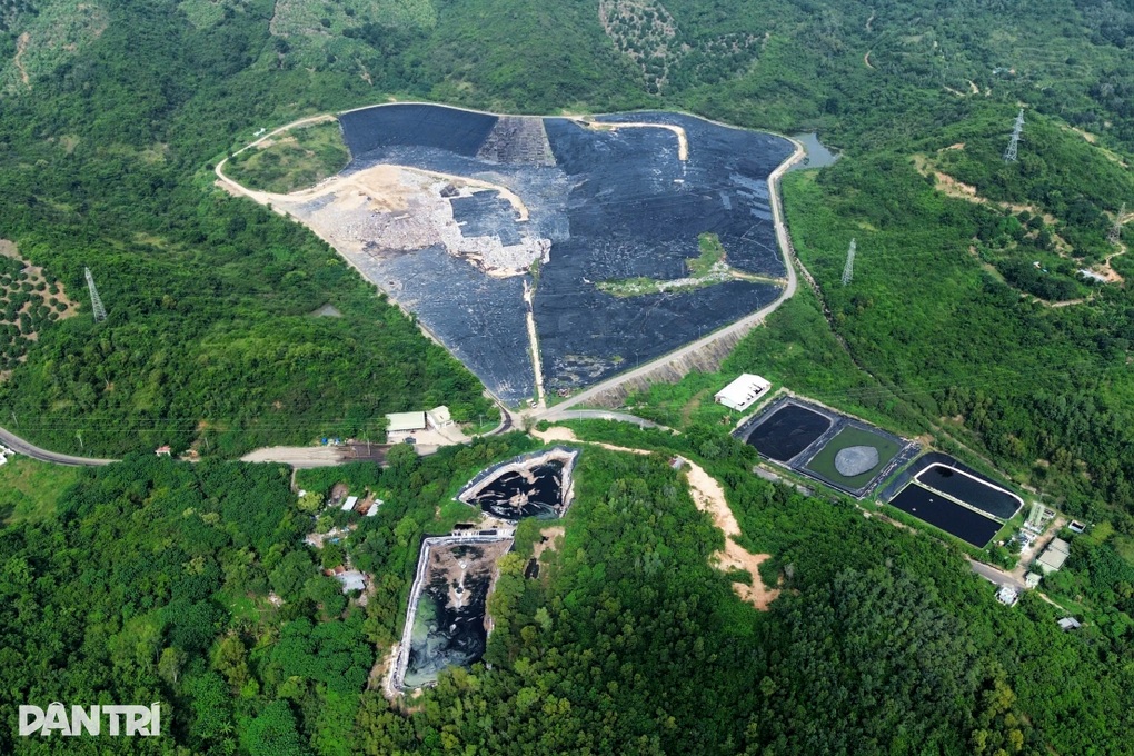 Dòng nước đen từ bãi rác chảy ra biển ở Bắc Nha Trang - 2 Dòng nước đen từ bãi rác chảy ra biển ở Bắc Nha Trang - 2