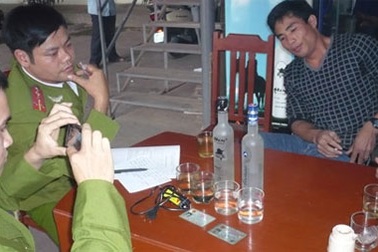 Cạnh tranh bằng cách bôi xấu đối thủ ở quán rượu 