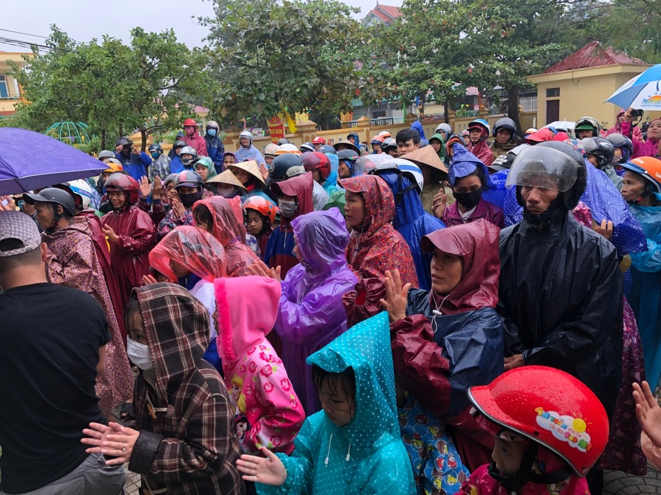 Thúy Hạnh - Minh Khang xúc động khi nhìn thấy cảnh đổ nát ở miền Trung - 7