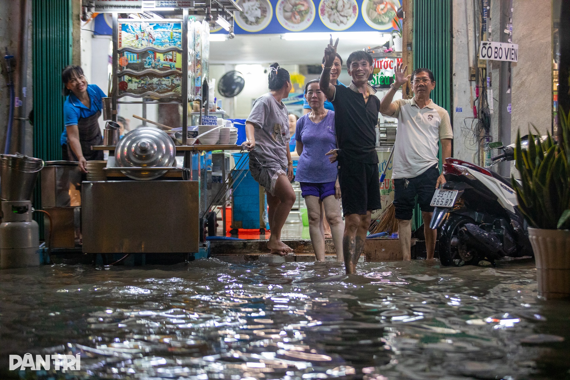 Cảnh ngập nước hiếm thấy giữa trung tâm TPHCM - 5 Cảnh ngập nước hiếm thấy giữa trung tâm TPHCM - 5