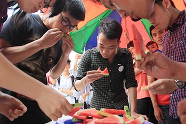 Teen Hà Nội thi ăn dưa hấu ủng hộ bà con miền Trung