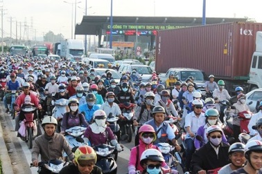 Kẹt xe nghiêm trọng gần 10km tại cửa ngõ TPHCM