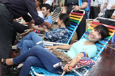 Hơn 700 công nhân, viên chức hưởng ứng hiến máu cứu người