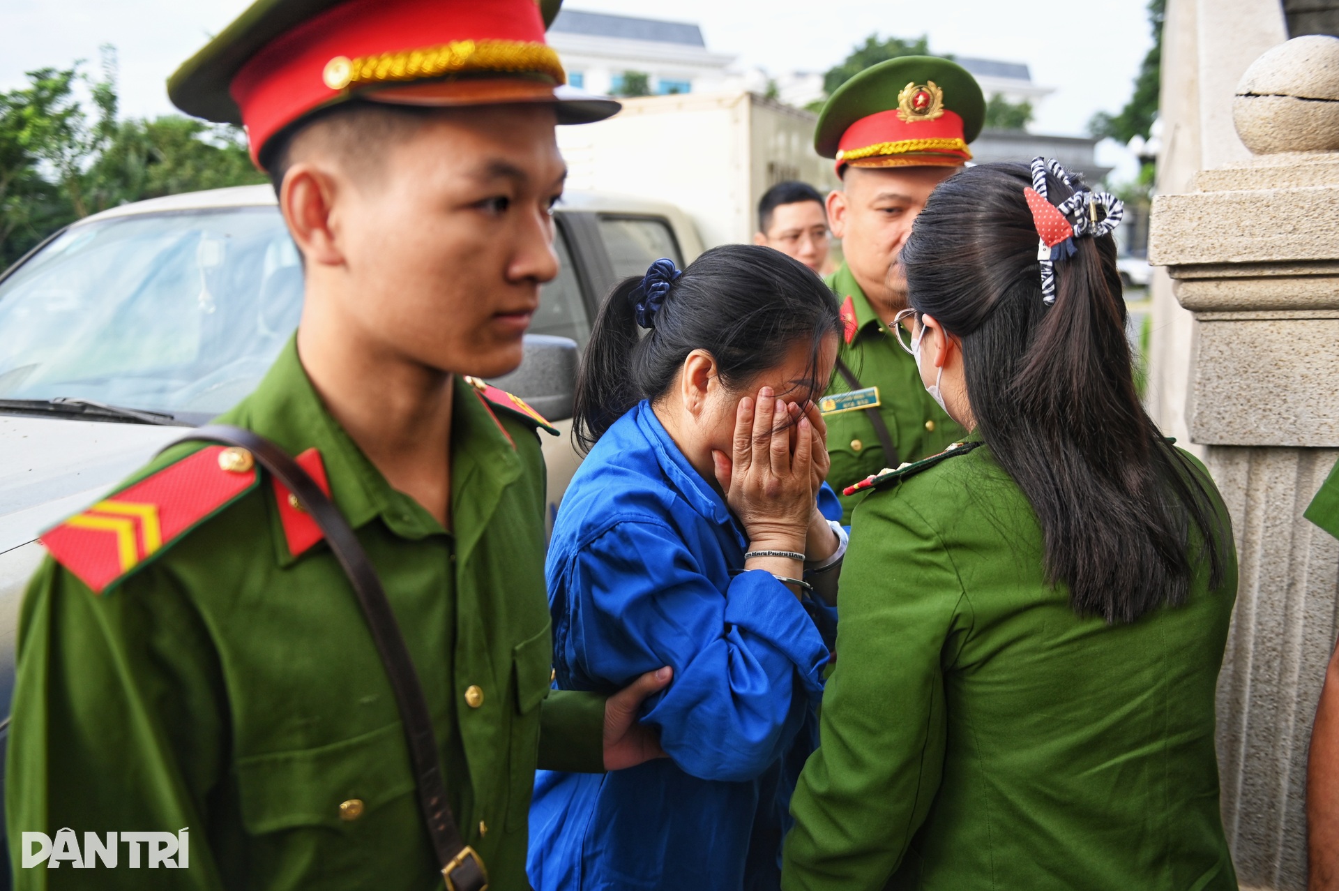 Dẫn giải các bị cáo trong vụ đánh bạc 106 triệu USD tại khách sạn Pullman - 9 Dẫn giải các bị cáo trong vụ đánh bạc 106 triệu USD tại khách sạn Pullman - 9