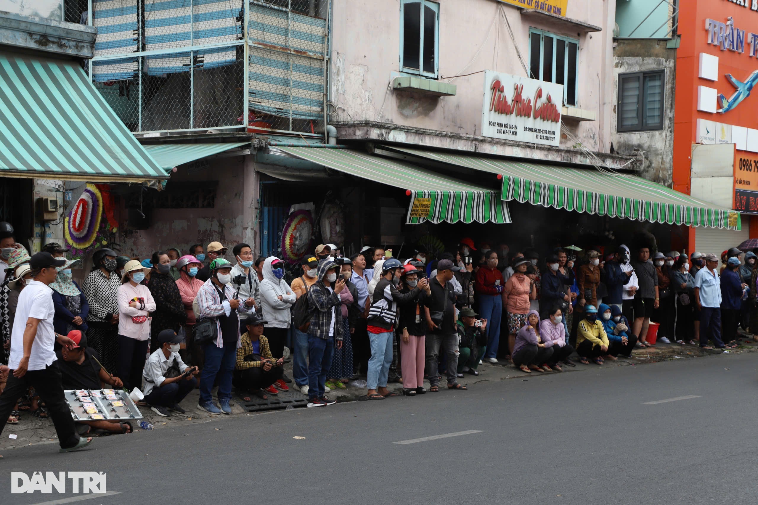 Lễ tiễn đưa Quý Bình: Mẹ ruột suy sụp, Lê Phương nghẹn ngào lau nước mắt - 13