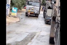 Nổi bật tuần qua: Người phụ nữ thản nhiên đi bộ giữa lòng đường gây ùn tắc