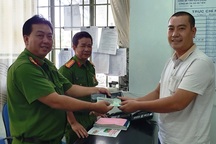 Nhặt được hơn 15 triệu đồng, Đại úy Công an tìm cách trả lại du khách