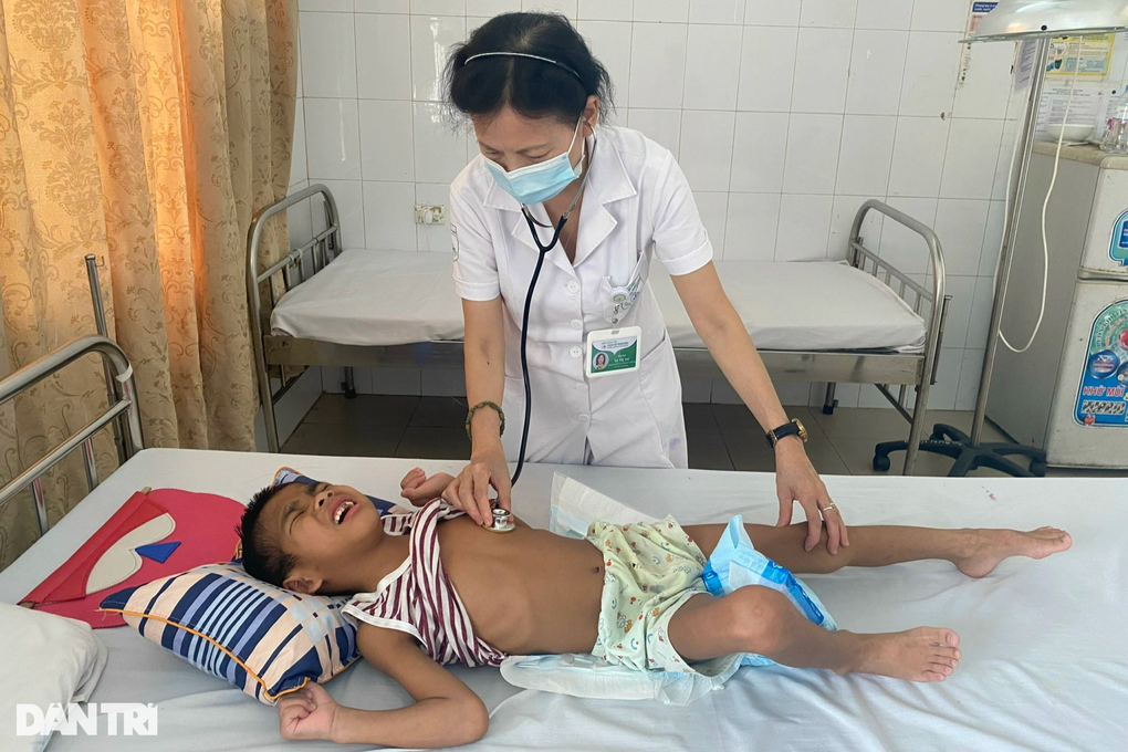 Hết tiền, người cha dân tộc Vân Kiều khóc nấc xin đưa con rời bệnh viện - 3 Hết tiền, người cha dân tộc Vân Kiều khóc nấc xin đưa con rời bệnh viện - 3