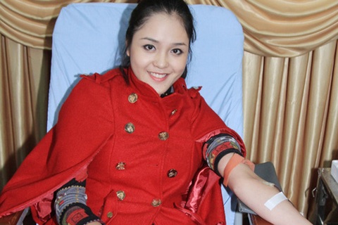 Á hậu Việt Nam xinh tươi rủ nhau hiến máu ngày “Chủ nhật đỏ”