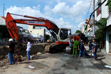 Xe cuốc bốc cháy dữ dội khi đang thi công