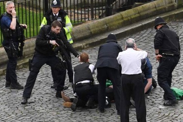 Diễn biến vụ khủng bố gần trụ ở quốc hội Anh khiến 5 người chết