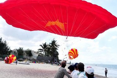 Hàng trăm con diều “khủng” phủ khắp bầu trời Hội An