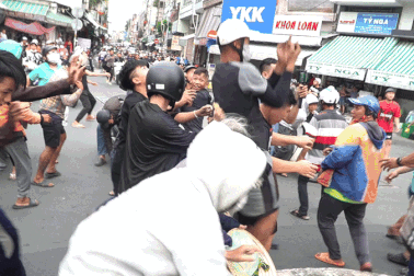 Hàng trăm người tranh nhau giật tiền cúng cô hồn ở TPHCM