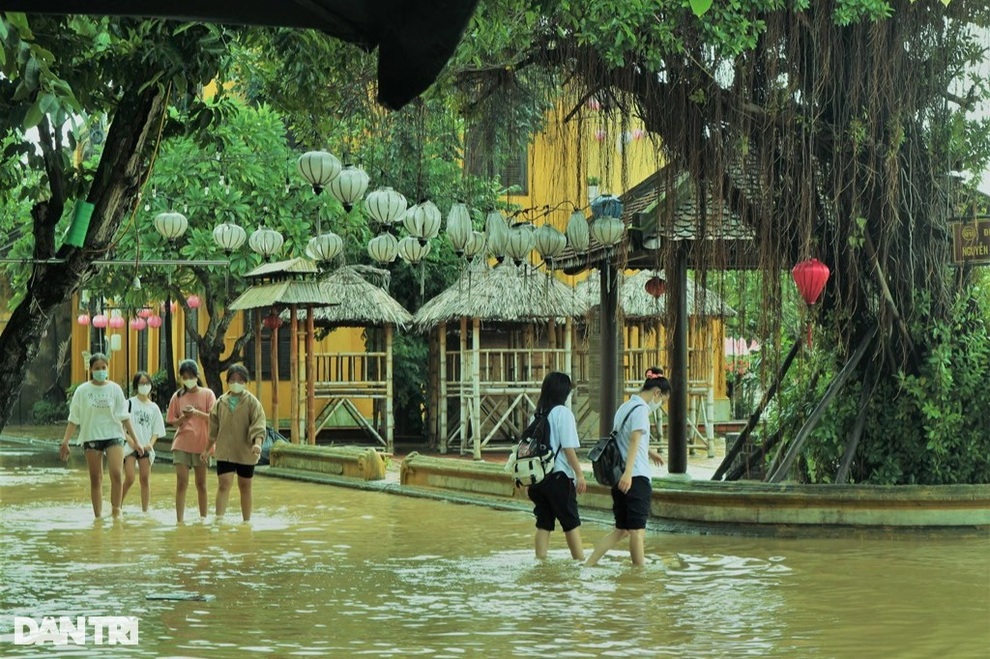 Giới trẻ check in phố cổ Hội An mùa lũ - 3 Giới trẻ check in phố cổ Hội An mùa lũ - 3