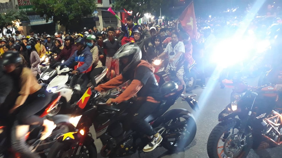 Hàng vạn người hâm mộ xuống đường mừng U22 Việt Nam vô địch SEA Games - 47 Hàng vạn người hâm mộ xuống đường mừng U22 Việt Nam vô địch SEA Games - 47