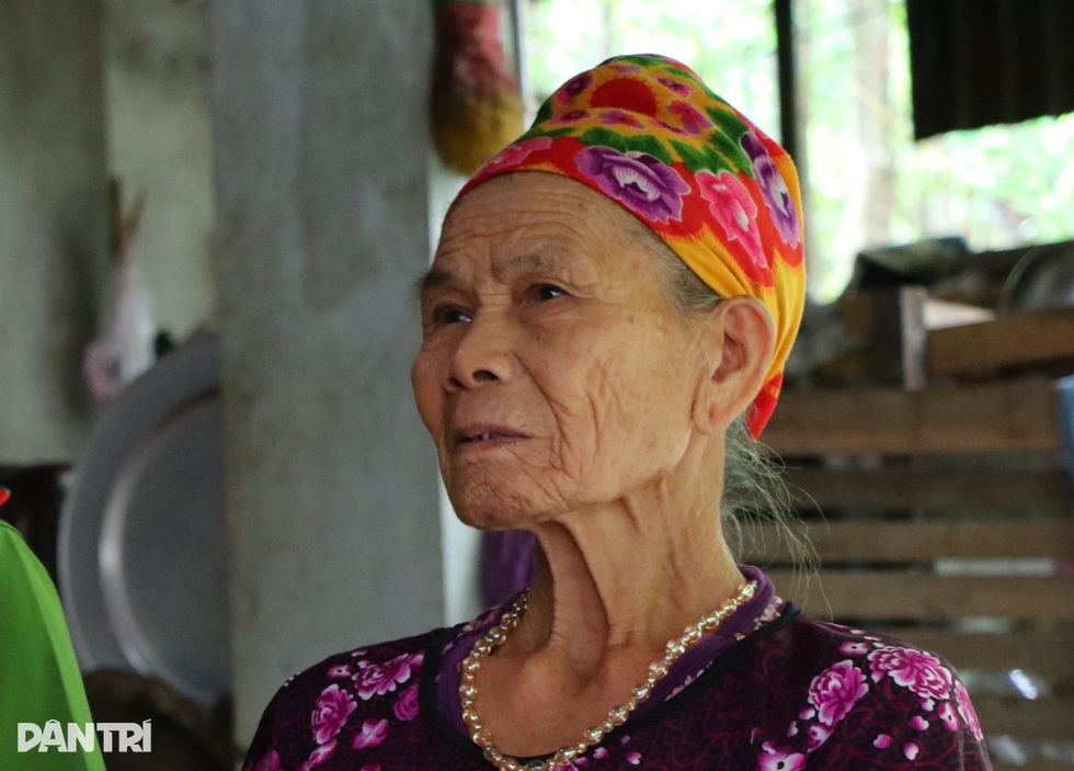 Nhận trưởng công an xã làm con nuôi, cụ bà U80 tiết lộ nguyên nhân bất ngờ - 2 Nhận trưởng công an xã làm con nuôi, cụ bà U80 tiết lộ nguyên nhân bất ngờ - 2