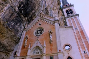 Nhà thờ ấn tượng bên vách núi