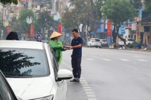 Người hâm mộ đội mưa rét mua vé xem đội tuyển Việt Nam đối đầu Indonesia