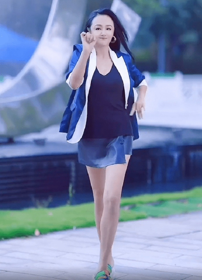 Tào Dĩnh của Quan huyện 9 tuổi: Nhan sắc khác lạ, livestream bán hàng - 15