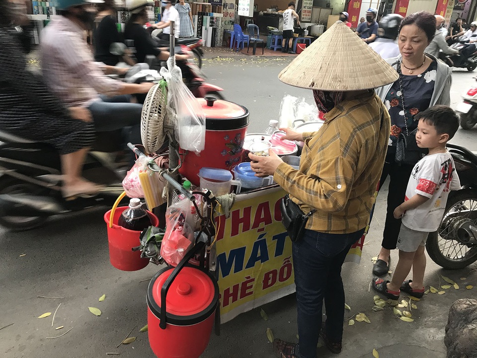 Nắng nóng 40 độ: Gánh hàng rong vỉa hè bán 300 cốc thạch/ngày - 1 Nắng nóng 40 độ: Gánh hàng rong vỉa hè bán 300 cốc thạch/ngày - 1