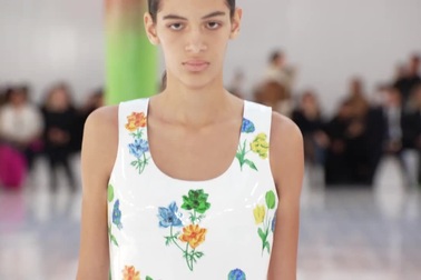 Bộ sưu tập xuân hè 2023 của nhà mốt Loewe lấy cảm hứng từ hoa hồng môn