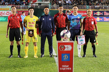 Trọng tài Trần Ngọc Nhớ bị "treo còi" đến hết V-League 2022