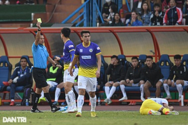 Trung vệ Duy Mạnh xin lỗi Việt Hưng vì pha vào bóng thô bạo