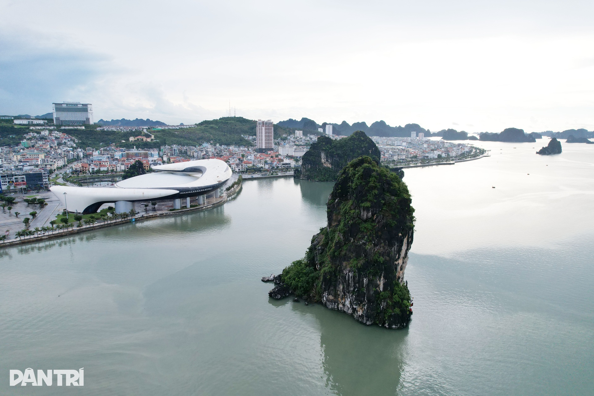 Tháo dỡ dàn đèn nghệ thuật 140 tỷ đồng vô dụng ở Vịnh Hạ Long - 2 Tháo dỡ dàn đèn nghệ thuật 140 tỷ đồng vô dụng ở Vịnh Hạ Long - 2