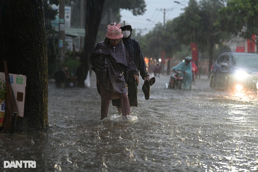 Nhiều tuyến đường ở TPHCM và Bình Dương ngập nặng - 1 Nhiều tuyến đường ở TPHCM và Bình Dương ngập nặng - 1