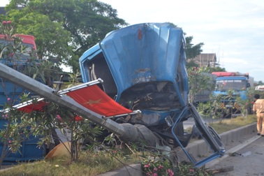 Xe tải tông gãy cột đèn cao áp, 4 người trọng thương