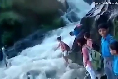 Thót tim cảnh học sinh băng qua dòng nước chảy xiết để kịp tới lớp