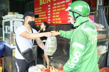 Tiệm cơm "mẹ truyền, con nối" thu 15 triệu đồng/ngày từ khi "lên app"