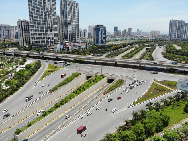 Hà Nội nắng gắt đỉnh điểm, đường phố vắng như Tết - 3 Hà Nội nắng gắt đỉnh điểm, đường phố vắng như Tết - 3