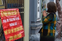 Người dân đứng vái vọng từ xa, tiểu thương ngồi ế khách tại Phủ Tây Hồ