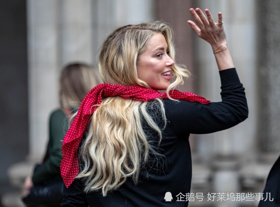 Johnny Depp và vợ cũ Amber Heard lại đối mặt tại toà - 6 Johnny Depp và vợ cũ Amber Heard lại đối mặt tại toà - 6