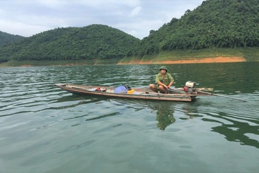 Bắt giữ 5 đối tượng hủy hoại thủy sản trên hồ Hòa Bình